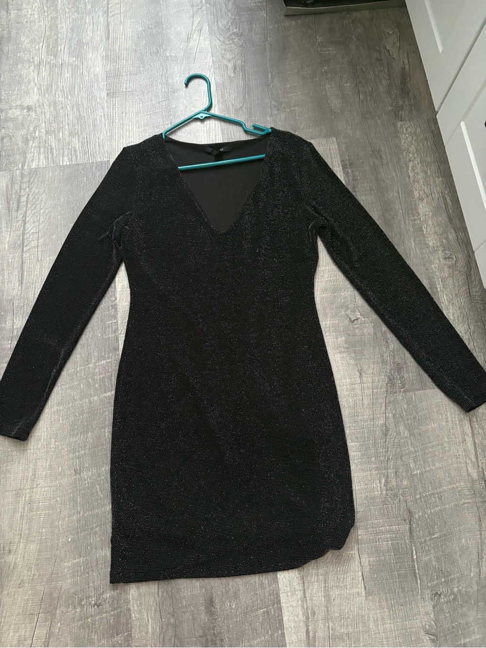 Black Long-Sleeve V-Neck Party Dress